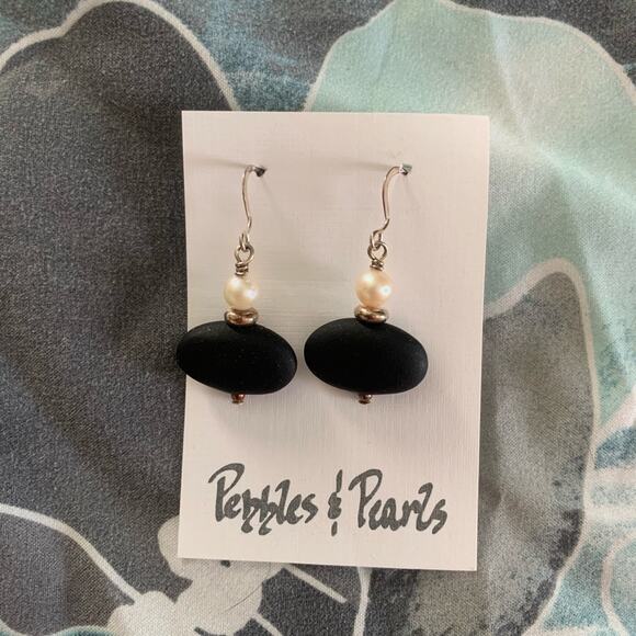 Pebble and pearls handcrafted Dangle earrings - Picture 2 of 3